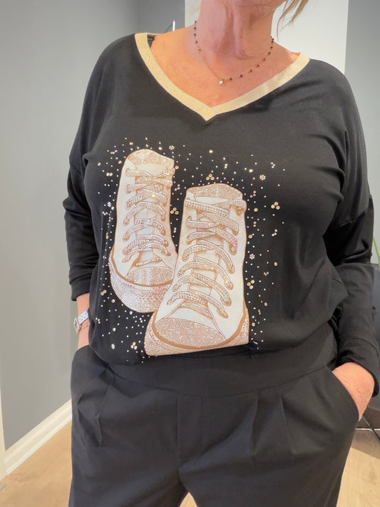 Mila T-shirt med V-hals og strikkant, lange ærmer og flot sko-print på fronten. Blød og stretchy viskosekvalitet med tætsiddende pasform.