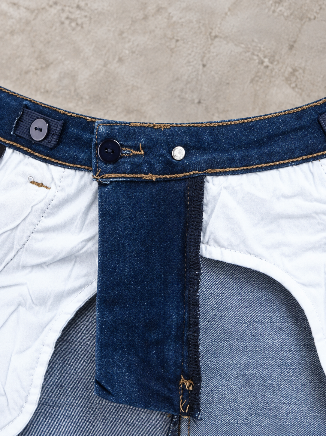 Adia-jeans med høj talje og let stræk, designet til plus size kvinder for optimal komfort, smigrende pasform og bevægelsesfrihed.