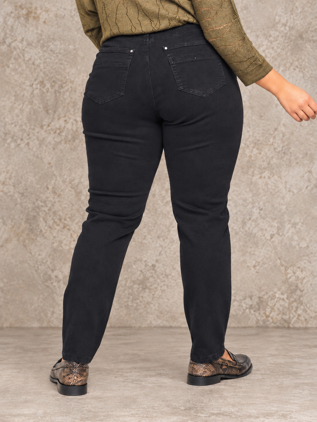 Adia-jeans med høj talje og let stræk, designet til plus size kvinder for optimal komfort, smigrende pasform og bevægelsesfrihed.