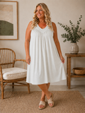 En let og luftig plus size sommerkjole. Den er med strik-kvalitet foroven. Kjolen har en god længde, hvor den går til omkring knæet på de fleste. 

Billedet er genereret vha. AI for at vise kjolen på en person.