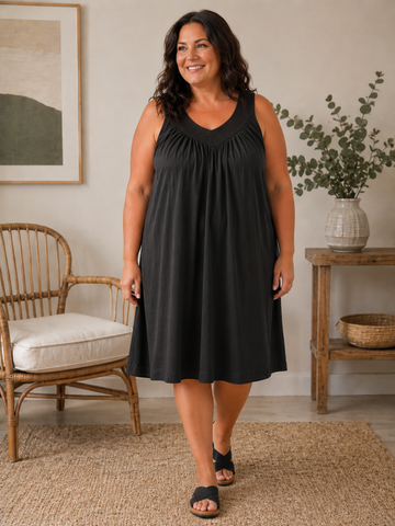 En let og luftig plus size sommerkjole. Den er med strik-kvalitet foroven. Kjolen har en god længde, hvor den går til omkring knæet på de fleste. 

Billedet er genereret vha. AI for at vise kjolen på en person.