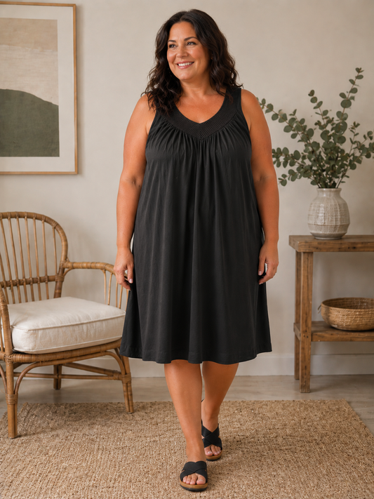En let og luftig plus size sommerkjole. Den er med strik-kvalitet foroven. Kjolen har en god længde, hvor den går til omkring knæet på de fleste. 

Billedet er genereret vha. AI for at vise kjolen på en person.