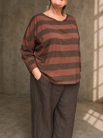 Dejlig basis t-shirt med striber. Den er i en lækker tynd kvalitet, som er perfekt til plus size kvinden som let får det varmt. Dette er en t-shirt du vil kunne bruge året rundt. 