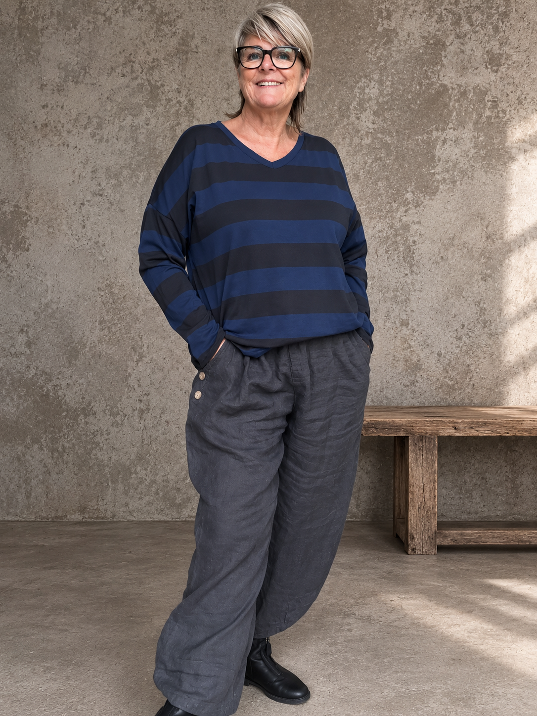 Dejlig basis t-shirt med striber. Den er i en lækker tynd kvalitet, som er perfekt til plus size kvinden som let får det varmt. Dette er en t-shirt du vil kunne bruge året rundt. 