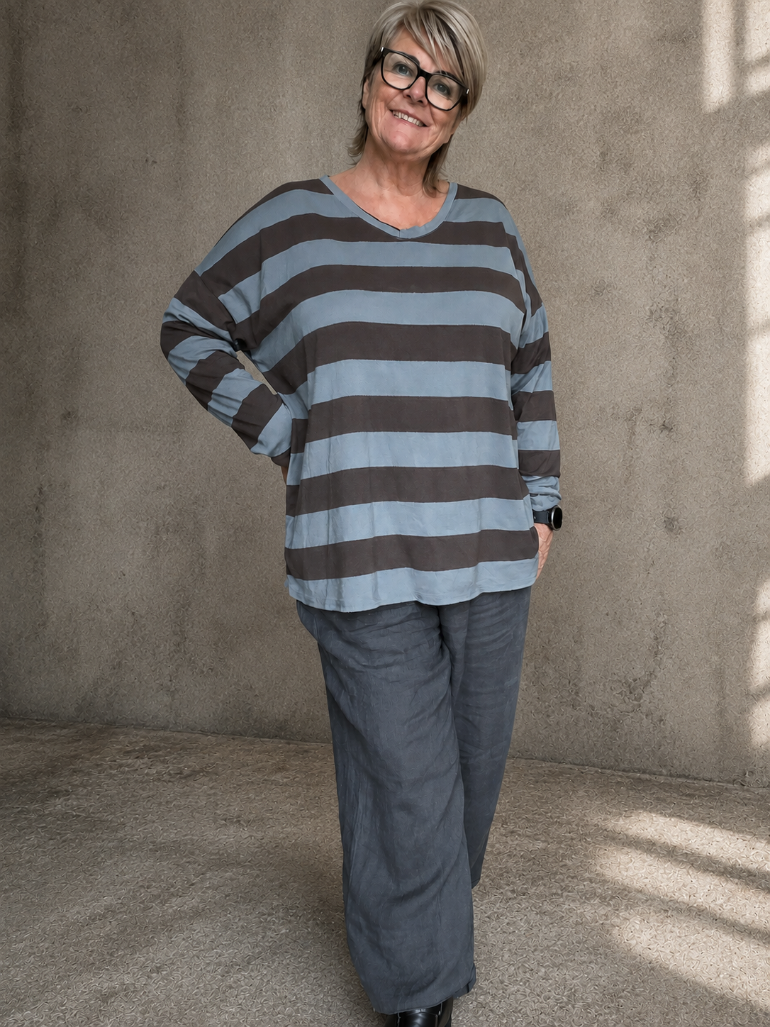 Dejlig basis t-shirt med striber. Den er i en lækker tynd kvalitet, som er perfekt til plus size kvinden som let får det varmt. Dette er en t-shirt du vil kunne bruge året rundt. 