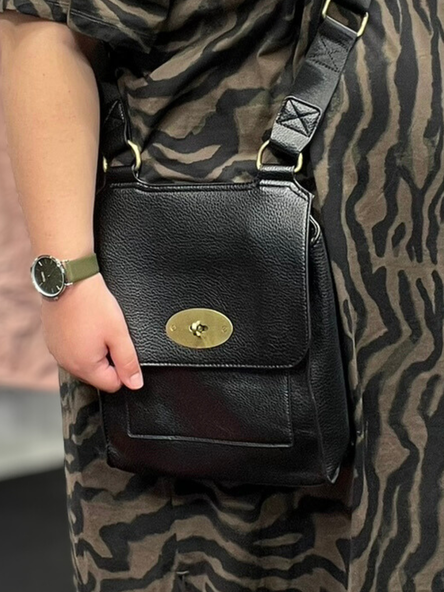 Molly taske som findes i mange farver, flot, billig og sidder perfekt når den bruges som crossover sigensgaard.dk