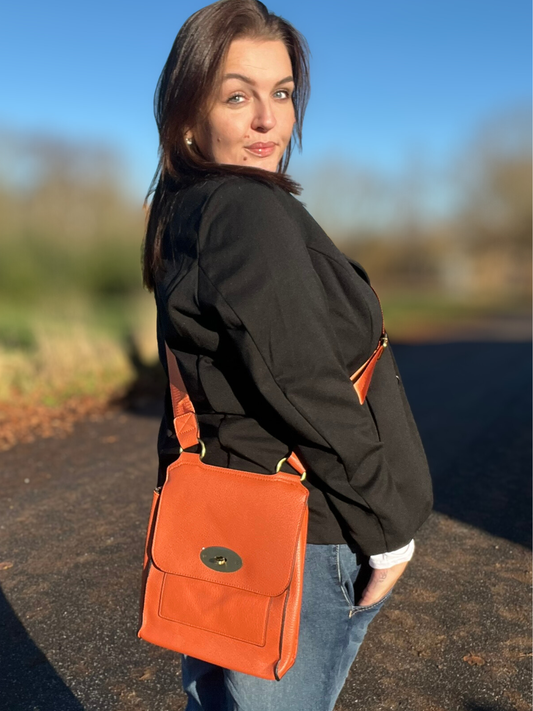 Molly taske som findes i mange farver, flot, billig og sidder perfekt når den bruges som crossover sigensgaard.dk