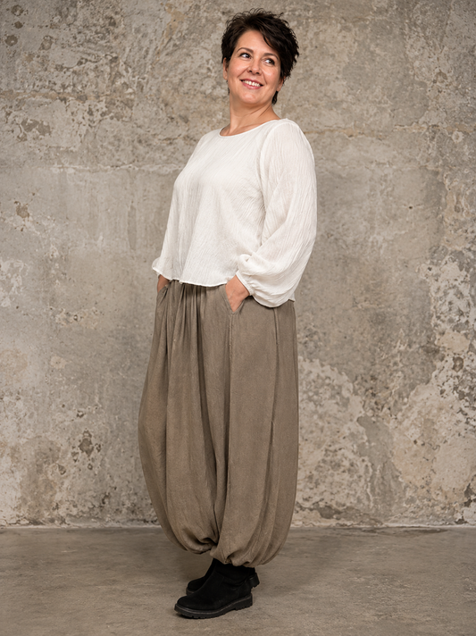 Smart ballonbuks til plus size kvinder. Den er til dig som godt kan lide en anderledes buks med mange stylings-muligheder.