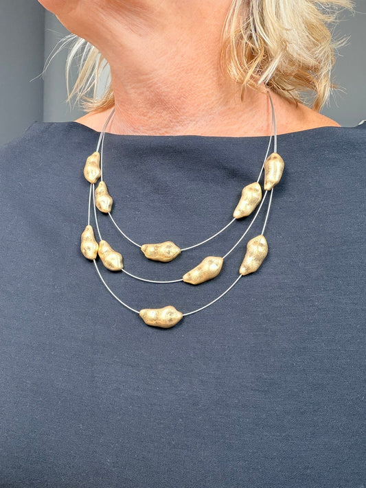 Måne halskæde som findes i sølv og guld flot og enkel.