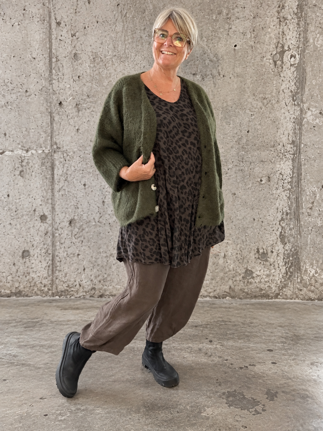 Lækker og blød strik perfekt til efteråret. Den er god til plus size kvinden som elsker noget afslappet men smart. Den er perfekt til dine lag-på-lag looks. 

Billedet er delvist AI-genereret. 