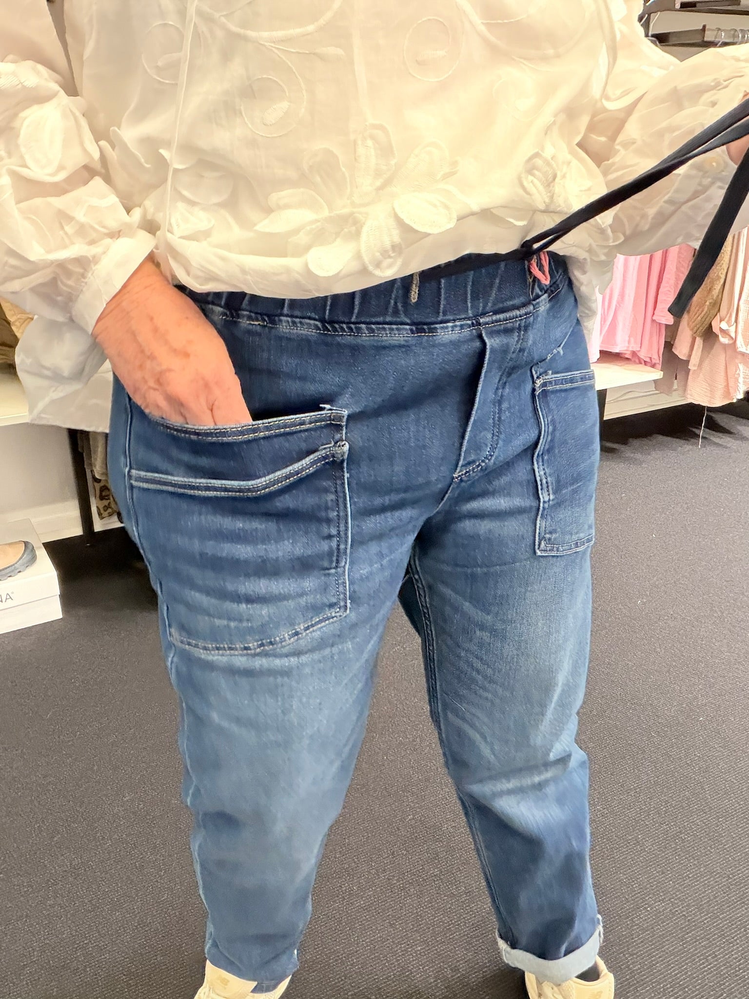 "Malia jeans i klassisk blå denim med høj talje og lige ben, afslappet pasform, med lommer og synlige sømme, tidløst design til hverdag"