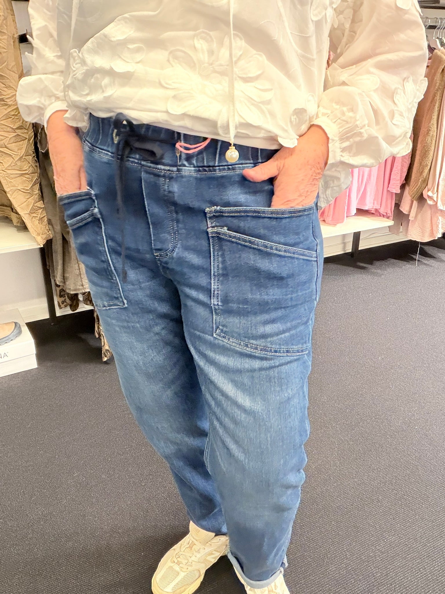 "Malia jeans i klassisk blå denim med høj talje og lige ben, afslappet pasform, med lommer og synlige sømme, tidløst design til hverdag"