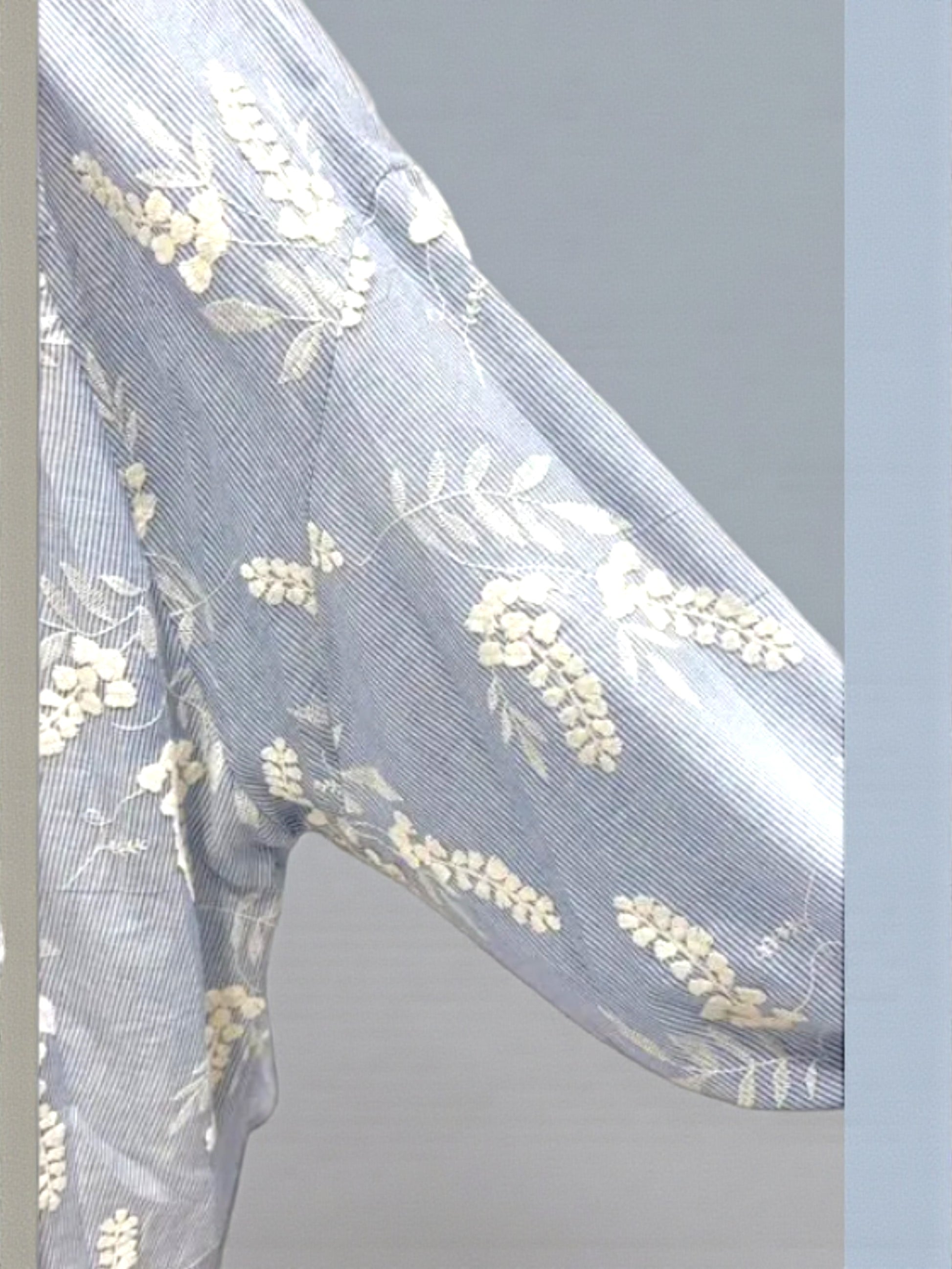 “Maria tunika i let, blød kvalitet med afslappet pasform, rund hals og lange ærmer  med elastik i bund– perfekt til både hverdag og fest.”