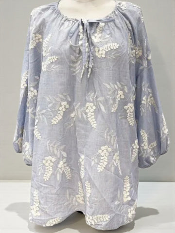 “Maria tunika i let, blød kvalitet med afslappet pasform, rund hals og lange ærmer  med elastik i bund– perfekt til både hverdag og fest.”