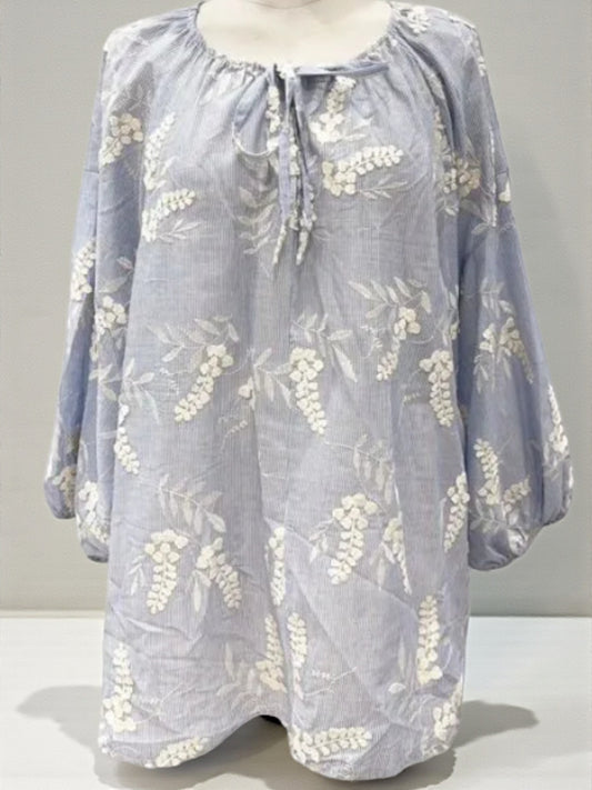 “Maria tunika i let, blød kvalitet med afslappet pasform, rund hals og lange ærmer  med elastik i bund– perfekt til både hverdag og fest.”