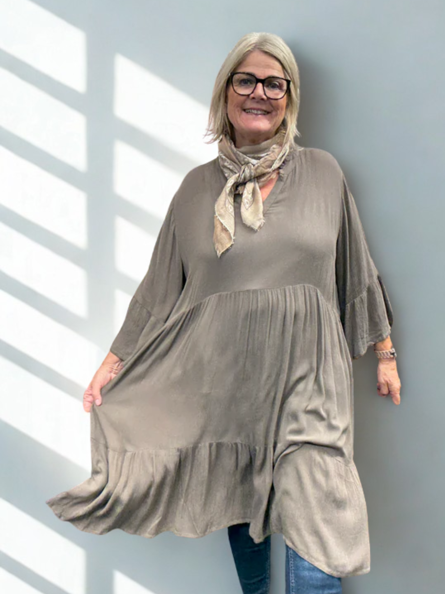 Mariana plussize kjole som fåes i flere faoskellig farver kjolen der er til både hverdag eller fest Kaffe curve fåes hos Sigensgaard.dk dit plussize univers.

*baggrunden på billedet er AI-genereret