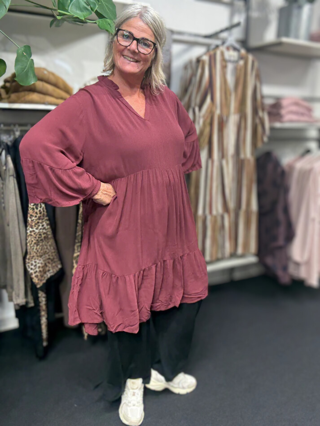 Ami mariana i den flotte vinrøde plussize tunika fra kaffe curve. Den er i en dejlig A-facon, perfekt til plus size kvinden. 