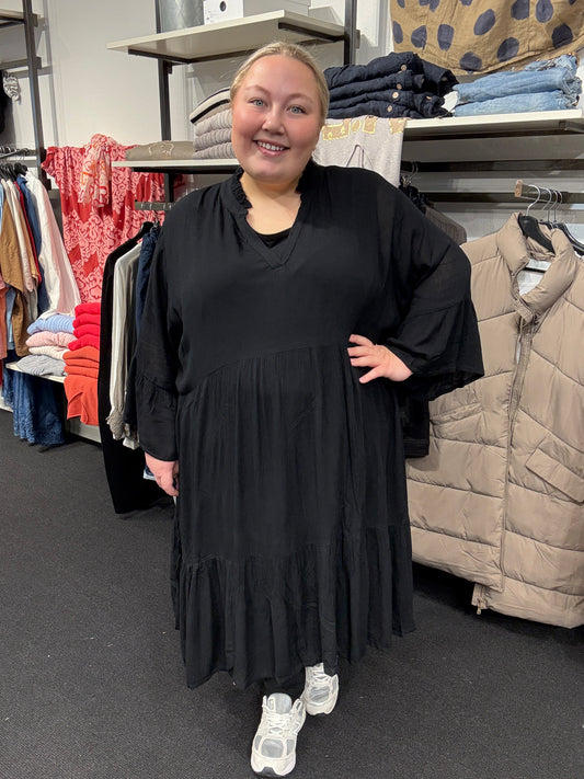 pyntet sort kjole som er facon plussize fra kaffe curve