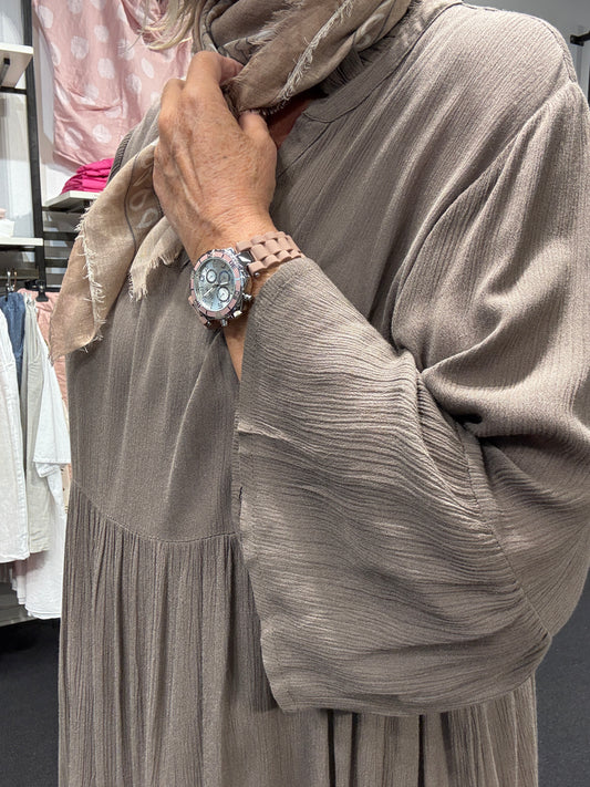 Mariana plussize kjole som fåes i flere faoskellig farver kjolen der er til både hverdag eller fest Kaffe curve fåes hos Sigensgaard.dk dit plussize univers.