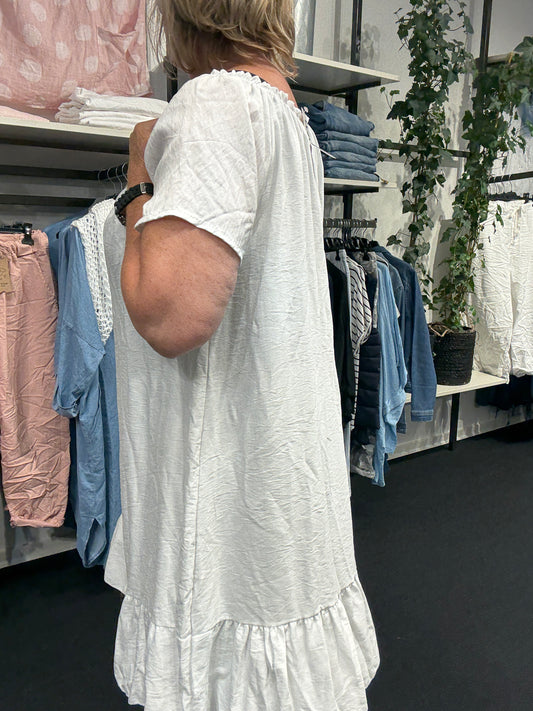 Mariana let sommerkjole i offwhite fra sigensgaard.dk