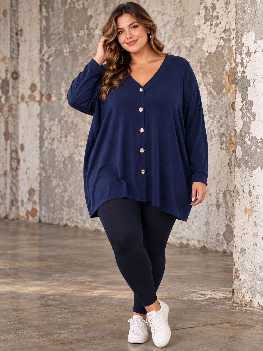 **Alt-tekst:** Bordeaux plus size cardigan i oversize A-facon med V-hals, knapper og lange ærmer – vist på kurvet model.

