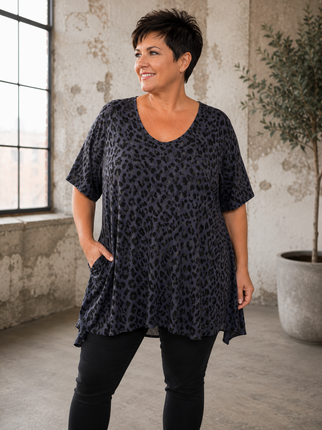 Smart Pernille Leopard Plussize T-shirt i blød viskose med flot A-facon og V-hals. Komfortabel pasform til plus size kvinder. Køb online hos Sigensgaard.dk.
