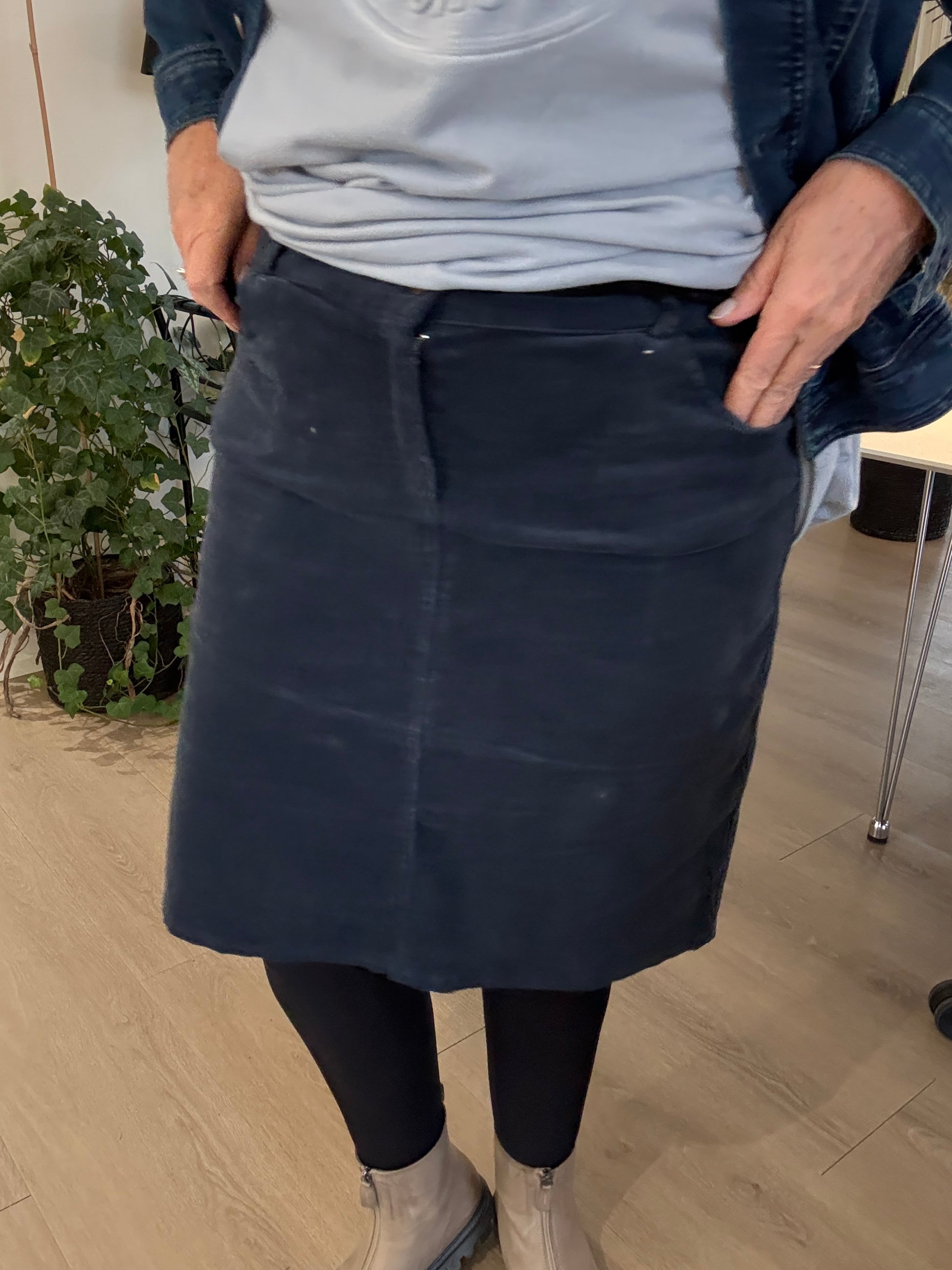 "Lizzy plussize fløjlsnederdel til kvinder med kurver – kort model i blødt fløjl, designet til en smuk og komfortabel pasform.