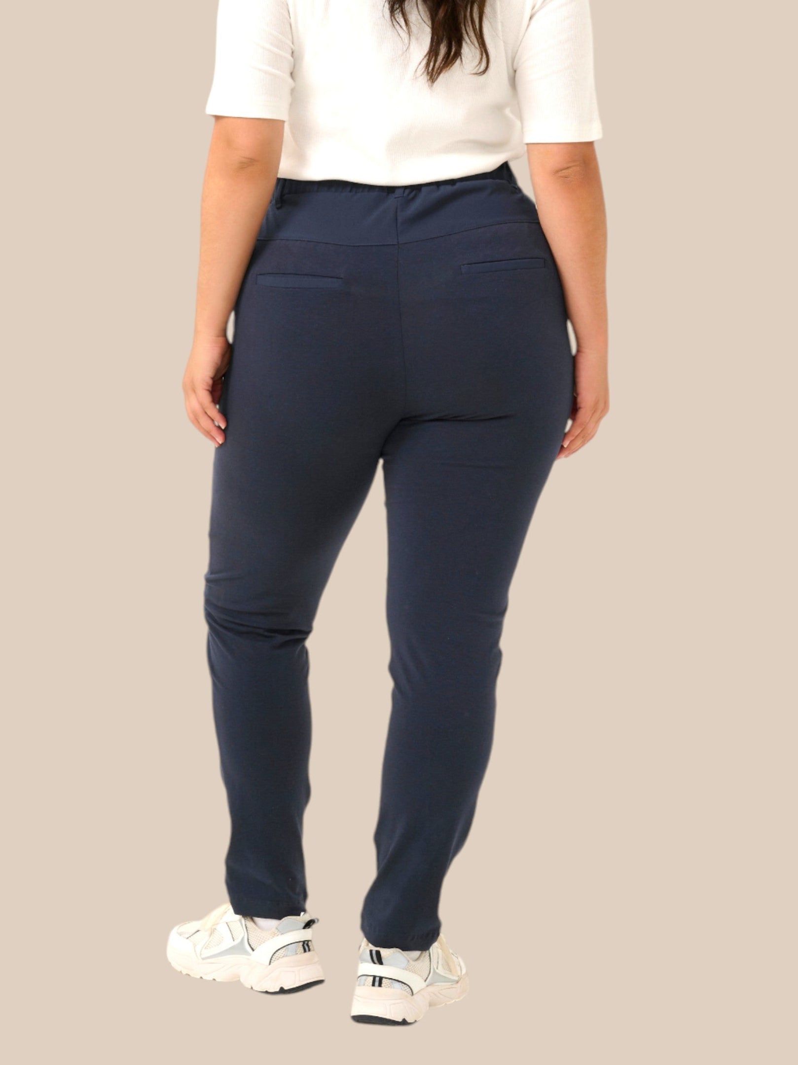 Jia plus size buks dejlig plads oer mave og med de smalle ben.