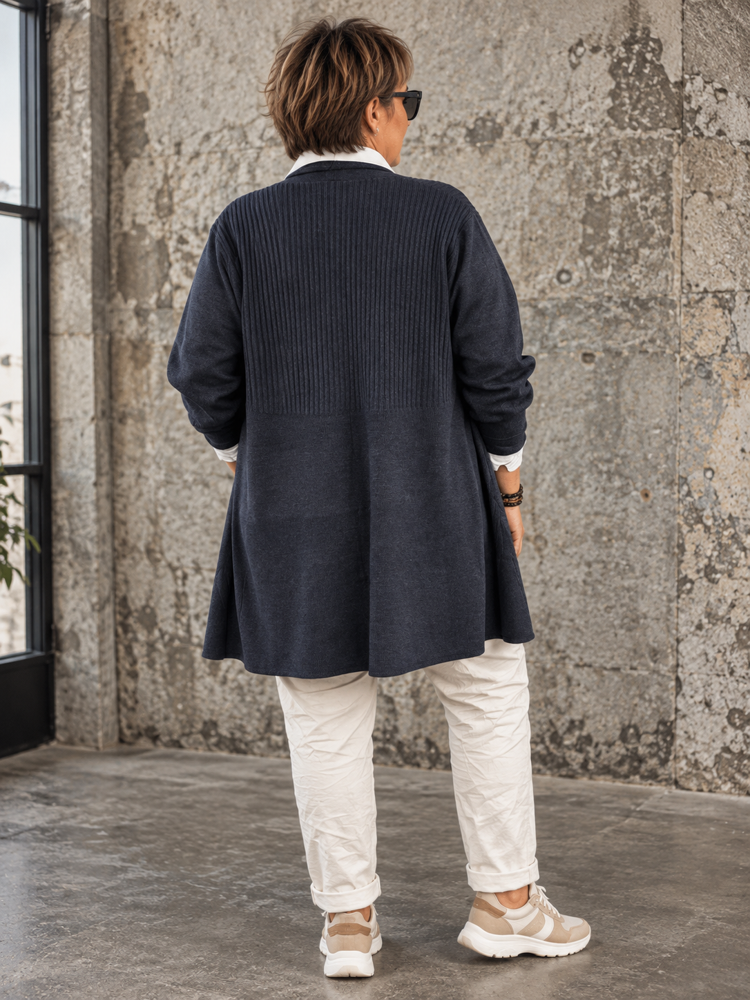 **Alt-tekst:** Samanda 2 plus size cardigan fra Wasabi i sort med lange ærmer, åben front og ribstrikkede detaljer ved skuldrene. Findes også i marine. Billedet er AI-genereret.
