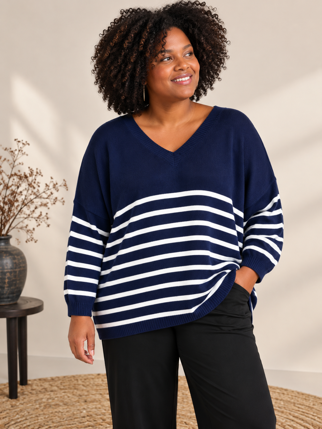 Hille plussize strik med hvide striber og V-hals, vist på plus size model. Billedet er AI-genereret.