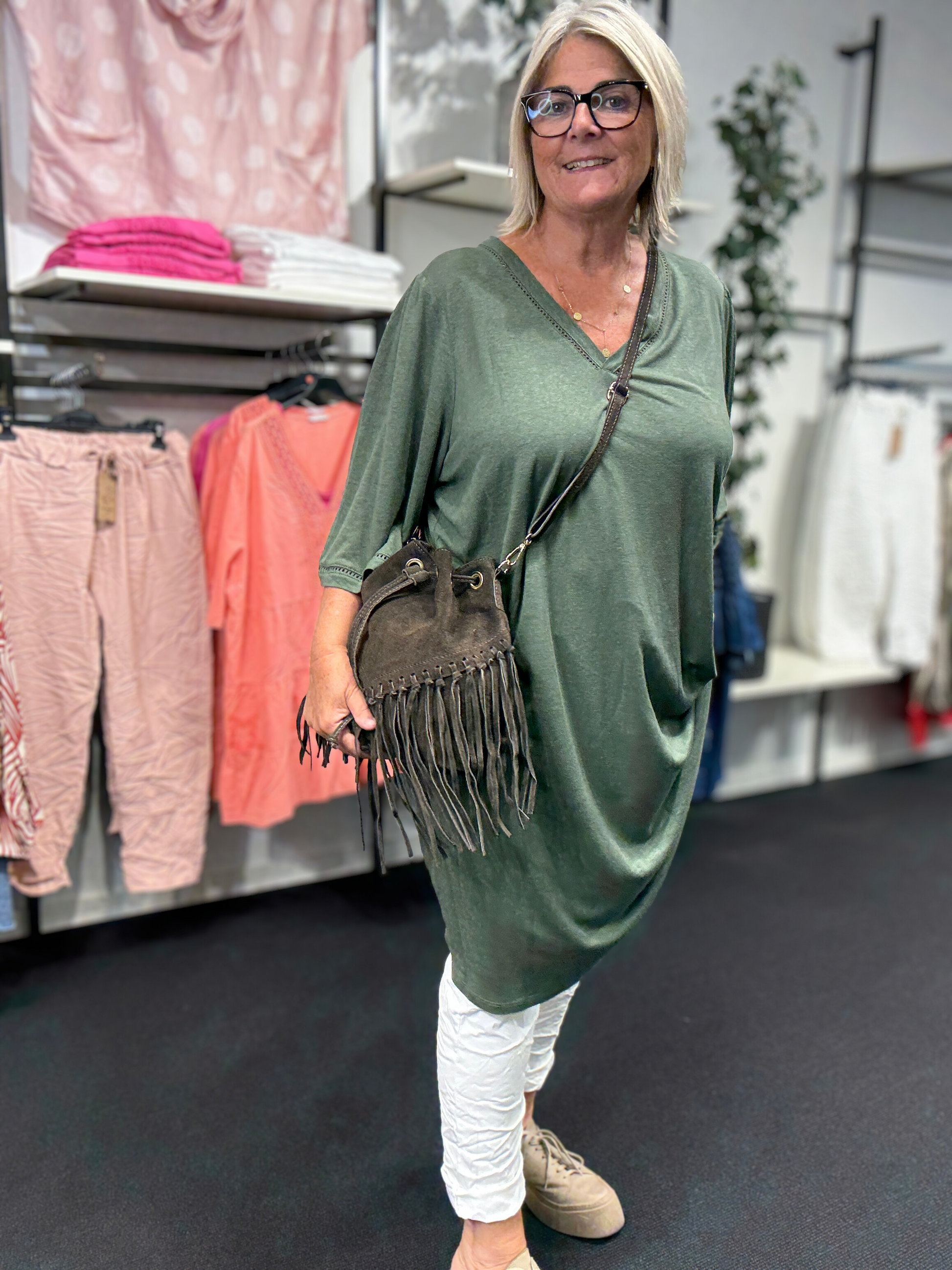 Lækker tunika i en hør/viskose blanding, som gør den lækker til forår og sommer, da den er rigtig behagelig at have på. Denne er med en god facon, som sidder godt på de fleste plus size kvinder. V-hals, unikke ærmer og små hul detaljer er hvad der gør denne tunika unik. 