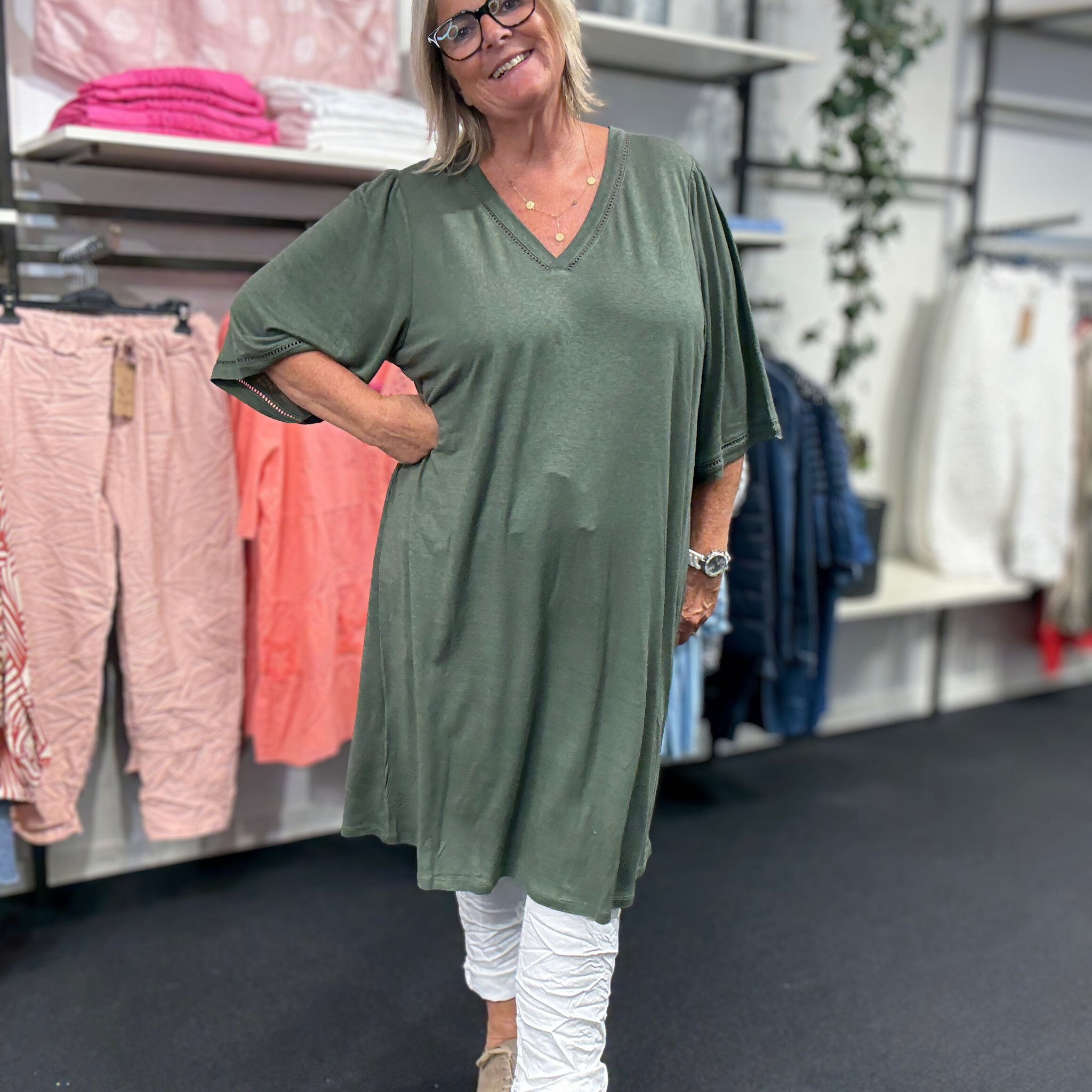 Lækker tunika i en hør/viskose blanding, som gør den lækker til forår og sommer, da den er rigtig behagelig at have på. Denne er med en god facon, som sidder godt på de fleste plus size kvinder. V-hals, unikke ærmer og små hul detaljer er hvad der gør denne tunika unik. 
