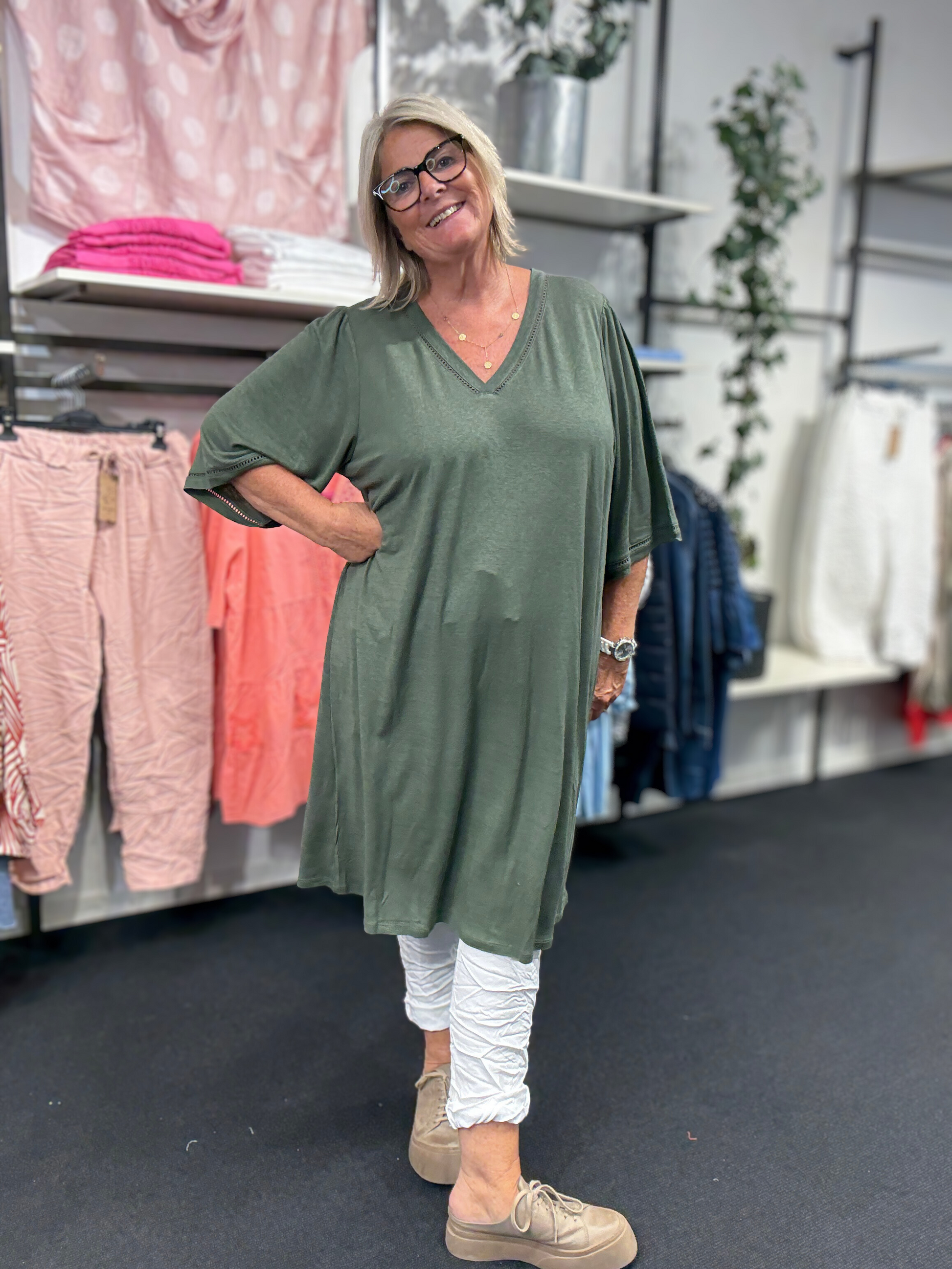 Lækker tunika i en hør/viskose blanding, som gør den lækker til forår og sommer, da den er rigtig behagelig at have på. Denne er med en god facon, som sidder godt på de fleste plus size kvinder. V-hals, unikke ærmer og små hul detaljer er hvad der gør denne tunika unik. 