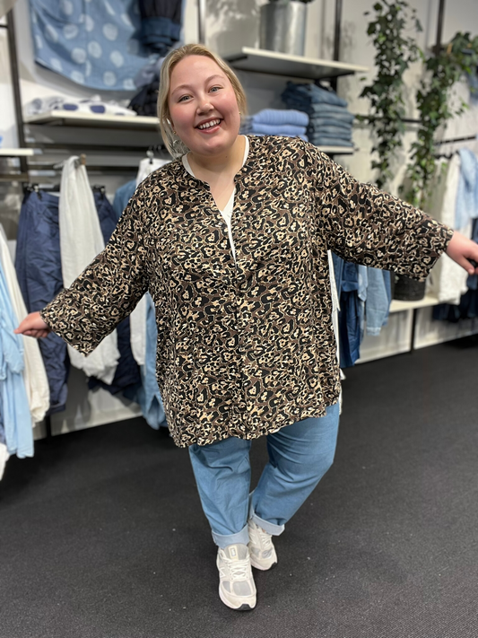 Sættet her består af Melina 2 skjorten, Lykke t-shirten fra Studio og Mimi jeans fra Sigensgaard i farven "lys jeans". Skjorten er gennemknappet, og kan derfor bruges som en åben jakke.