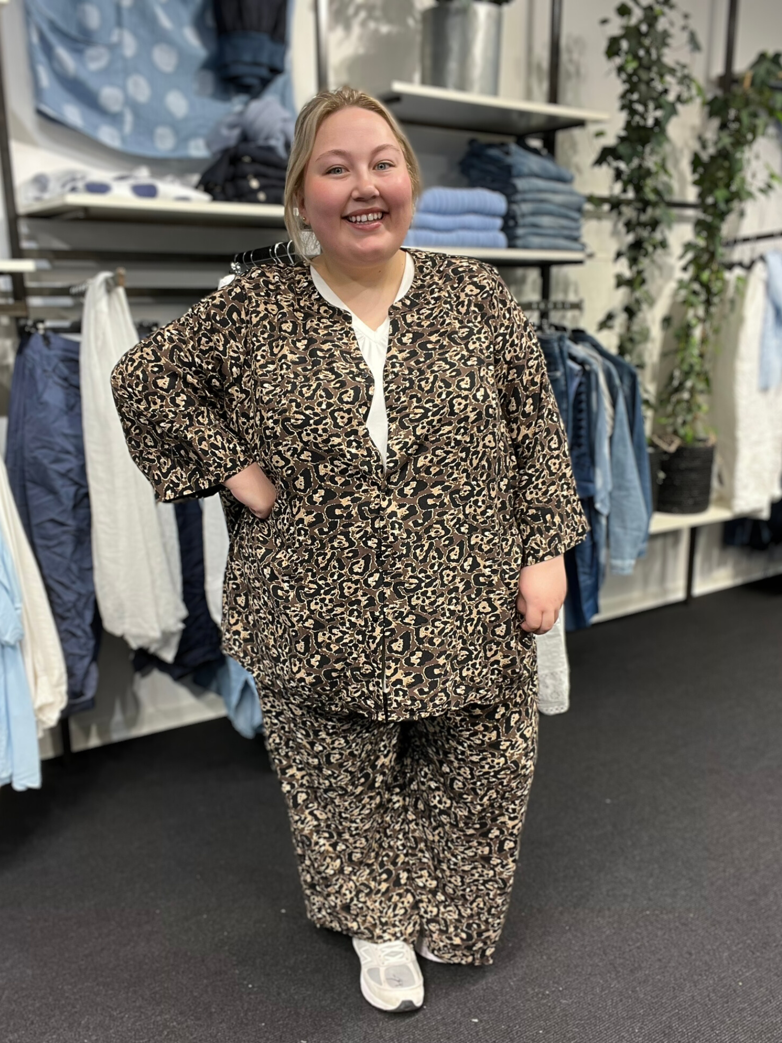 Plus size sættet "Melina" her er i et smart leopard print, det består af Melina 4 buksen, som er stumpet, og Melina 2 skjorten, som er gennemknappet. Det findes i en grøn og brun udgave, hvor du her på billedet ser det brune.