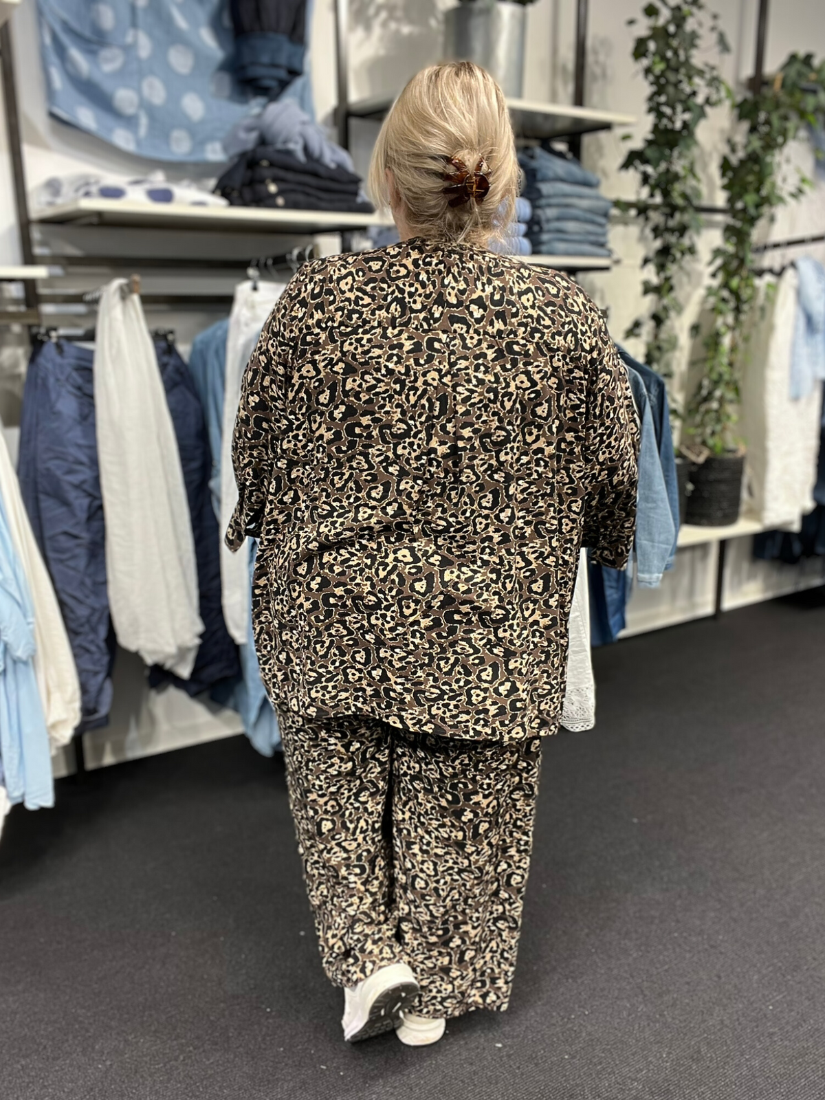 Plus size sættet "Melina" her er i et smart leopard print, det består af Melina 4 buksen, som er stumpet, og Melina 2 skjorten, som er gennemknappet. Det findes i en grøn og brun udgave, hvor du her på billedet ser det brune.