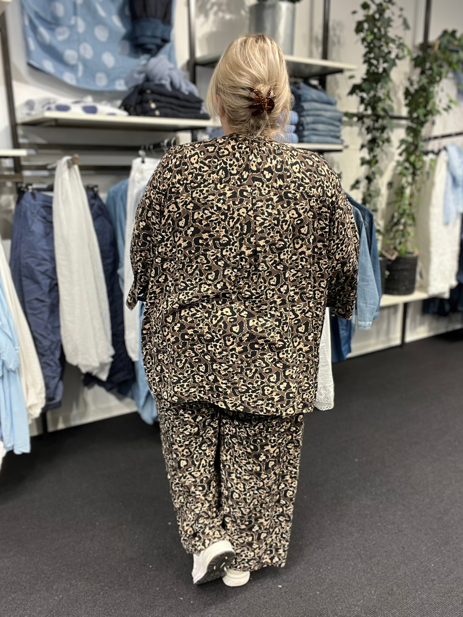 Plus size sættet "Melina" her er i et smart leopard print, det består af Melina 4 buksen, som er stumpet, og Melina 2 skjorten, som er gennemknappet. Det findes i en grøn og brun udgave, hvor du her på billedet ser det brune.