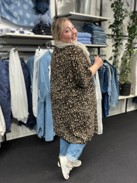 Melina 3 plus size tunikaen fra Wasabi, findes i to smukke farver, hhv. grøn og brun. Modellen har en str. 54/56 på. Tunikaen har stolpelukning. 