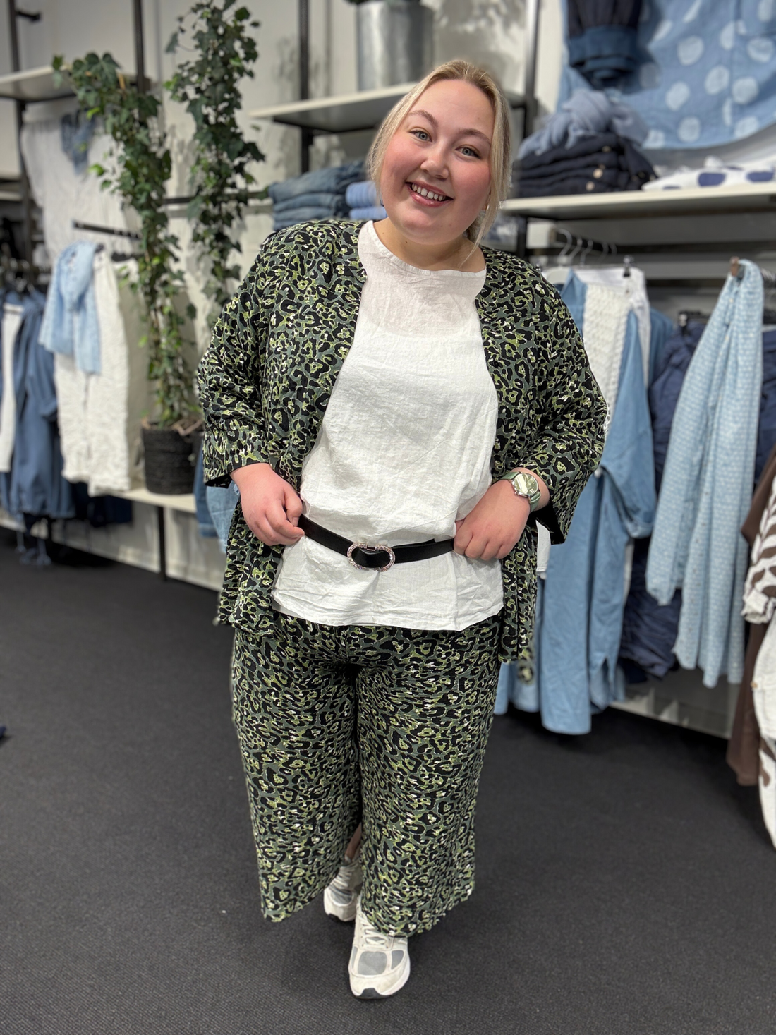 Plus size sæt i et smart leopard-print, som findes i denne grønne udgave og en flot brun. Sætte her består af Melina 4 buksen og Melina 2 skjorten. Modellen har en str. 54/56 på i begge styles. 
