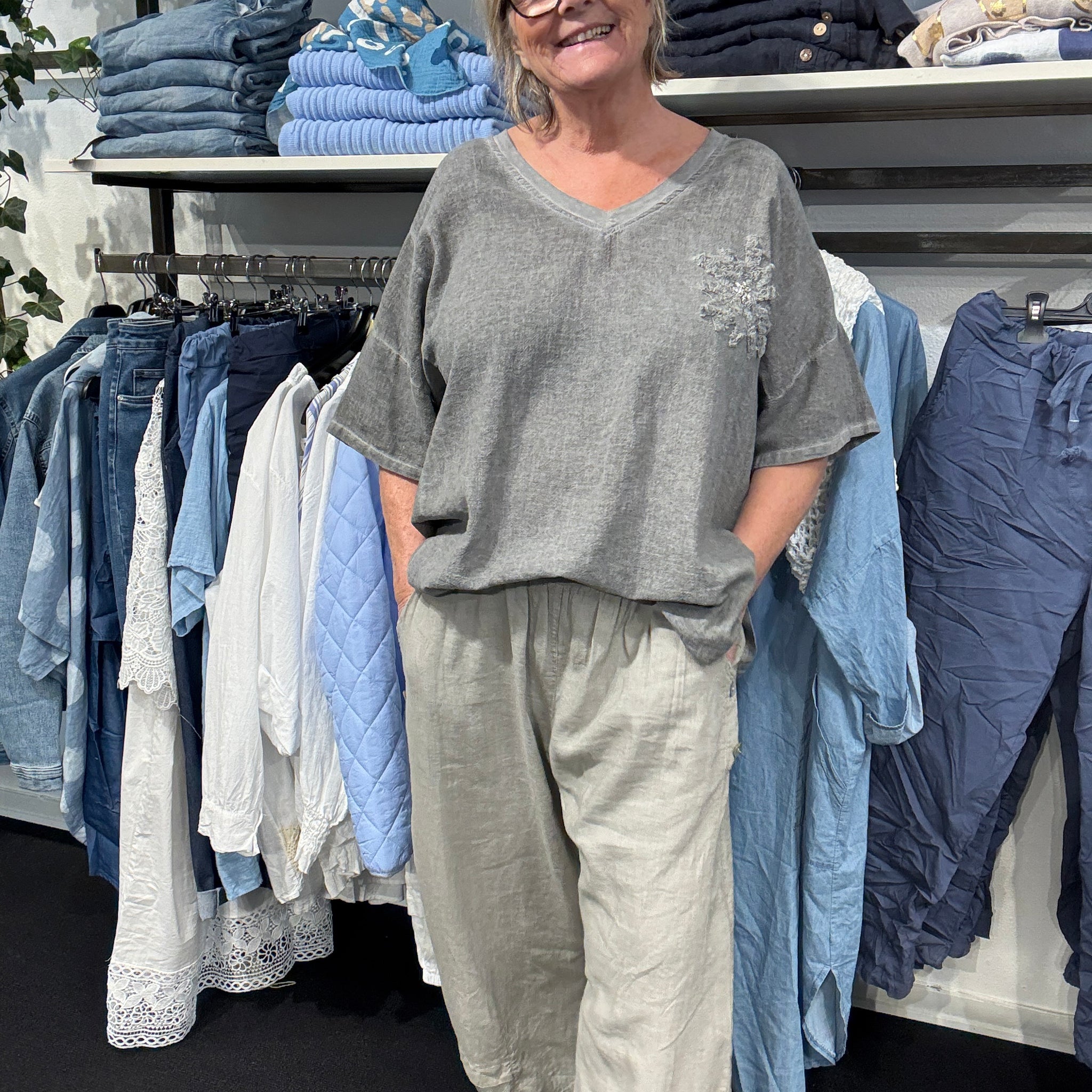 Merete tshirt i grå hør blanding tshirt pluspiger sigensgaard