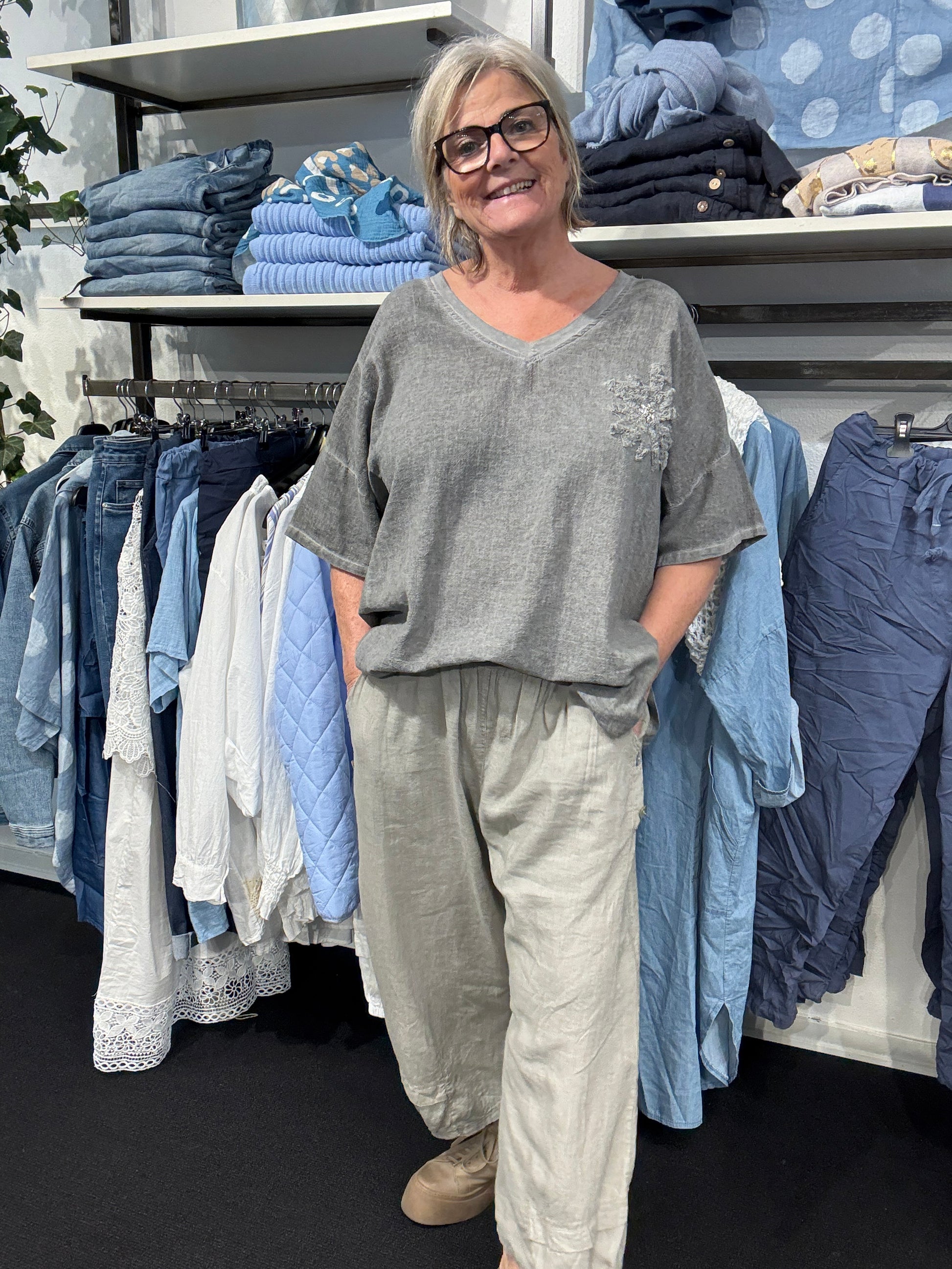 Merete tshirt i grå hør blanding tshirt pluspiger sigensgaard