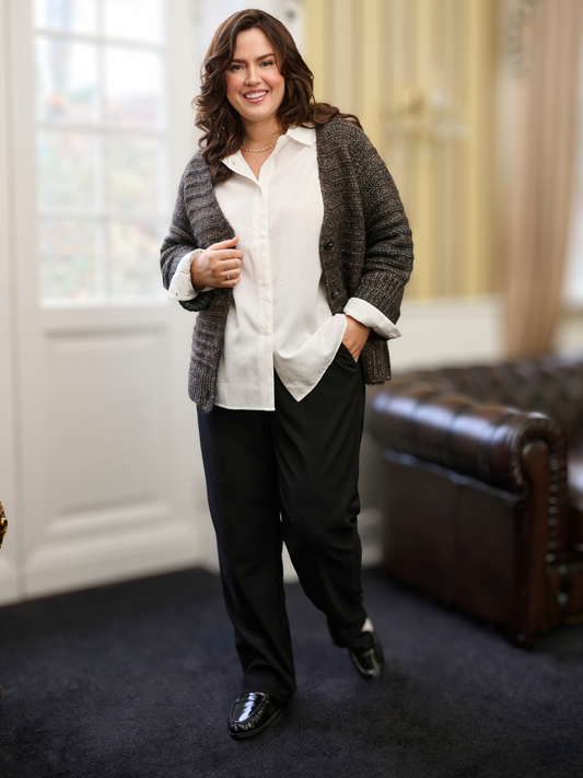 Plus size stumpebuks, som sidder fantastisk. Den går højt op i livet, og er 7/8 del lang. Har knap og lynlås foran, samt et elastik-stykke bagpå, som gør at bukserne sidder pænt til i livet. 