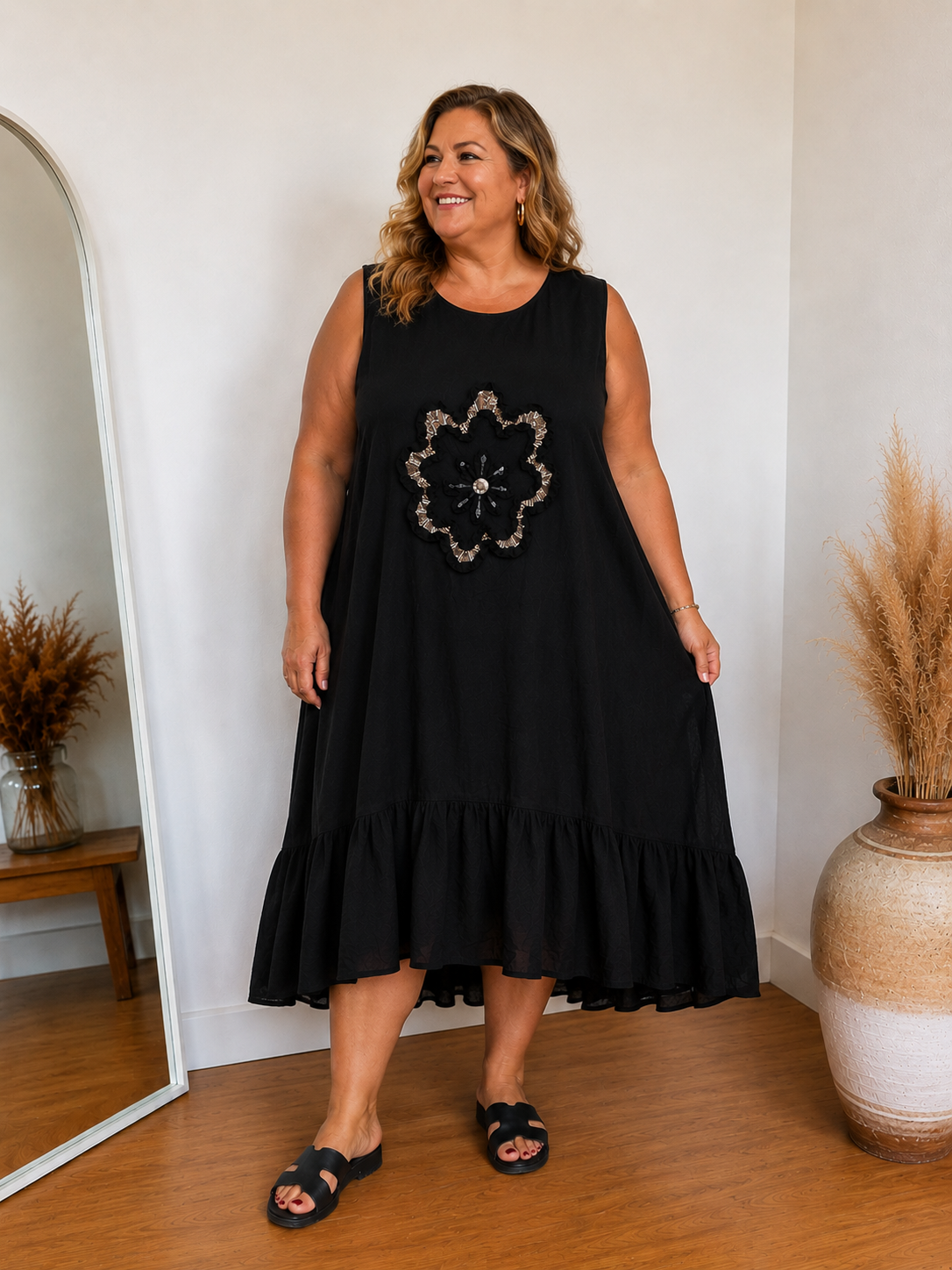 Mie Kjolen er en smuk og feminin kjole med et afslappet boheme-look og en skøn rummelig pasform. Kjolen falder flot omkring kroppen og giver et elegant, let og komfortabelt udtryk.
