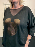 Mickey plussize strik pullover denne er i sort men den findes i 3 farver 