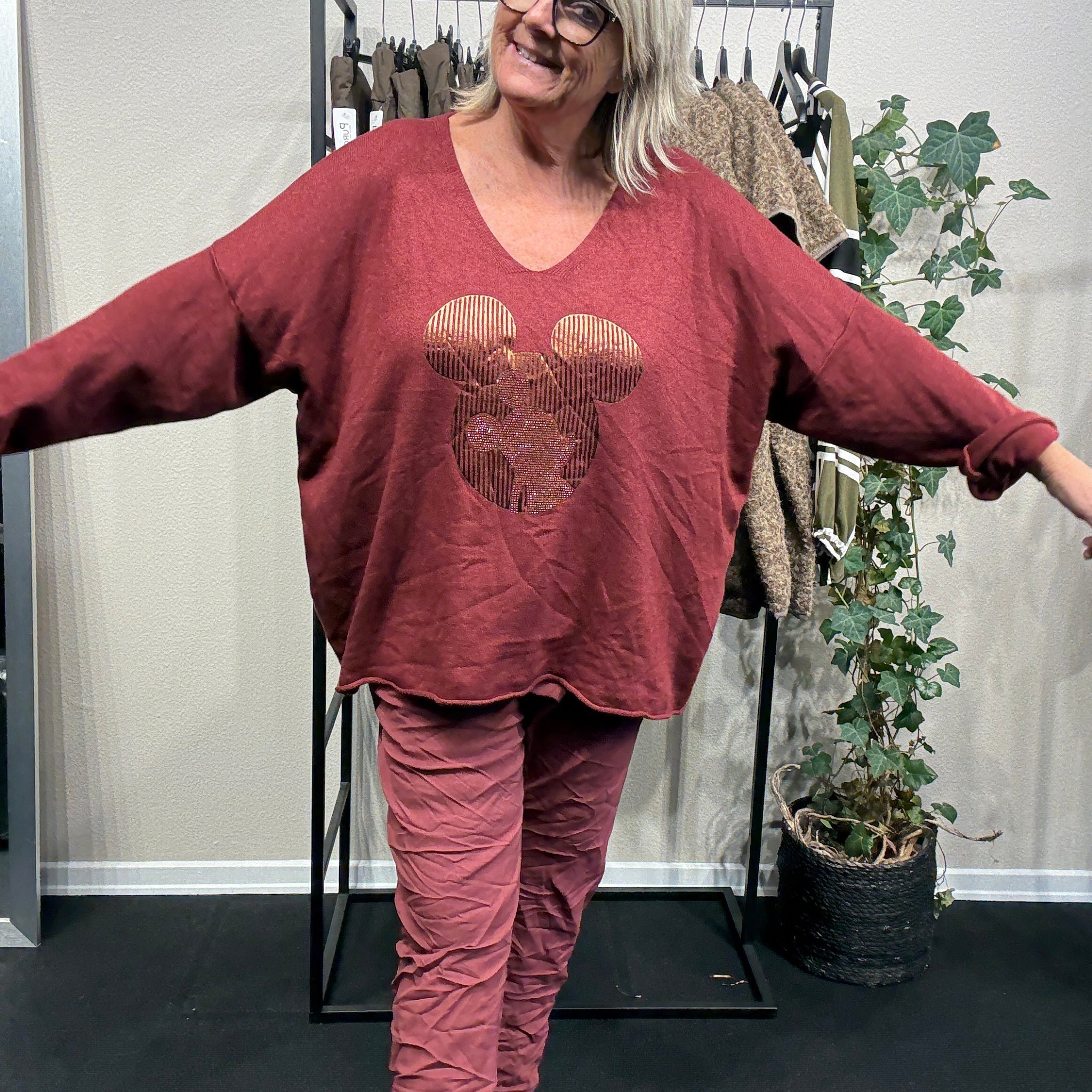 blød smart mickey strik pullover som findes i 3 farver denne er i bordeaux