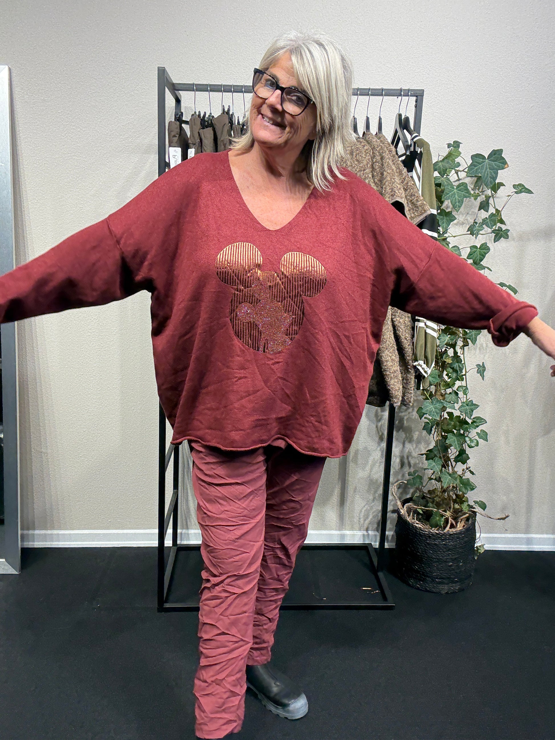 blød smart mickey strik pullover som findes i 3 farver denne er i bordeaux