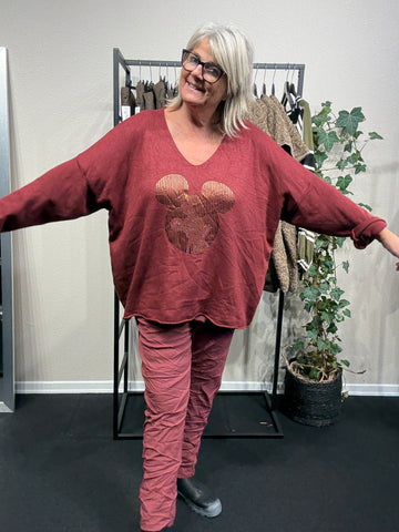 blød smart mickey strik pullover som findes i 3 farver denne er i bordeaux