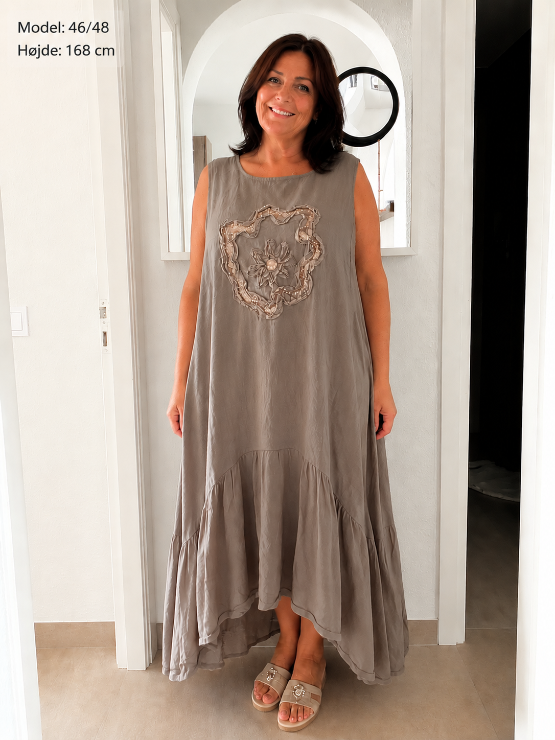 Mie Kjolen er en smuk og feminin kjole med et afslappet boheme-look og en skøn rummelig pasform. Kjolen falder flot omkring kroppen og giver et elegant, let og komfortabelt udtryk.Ai generet billed