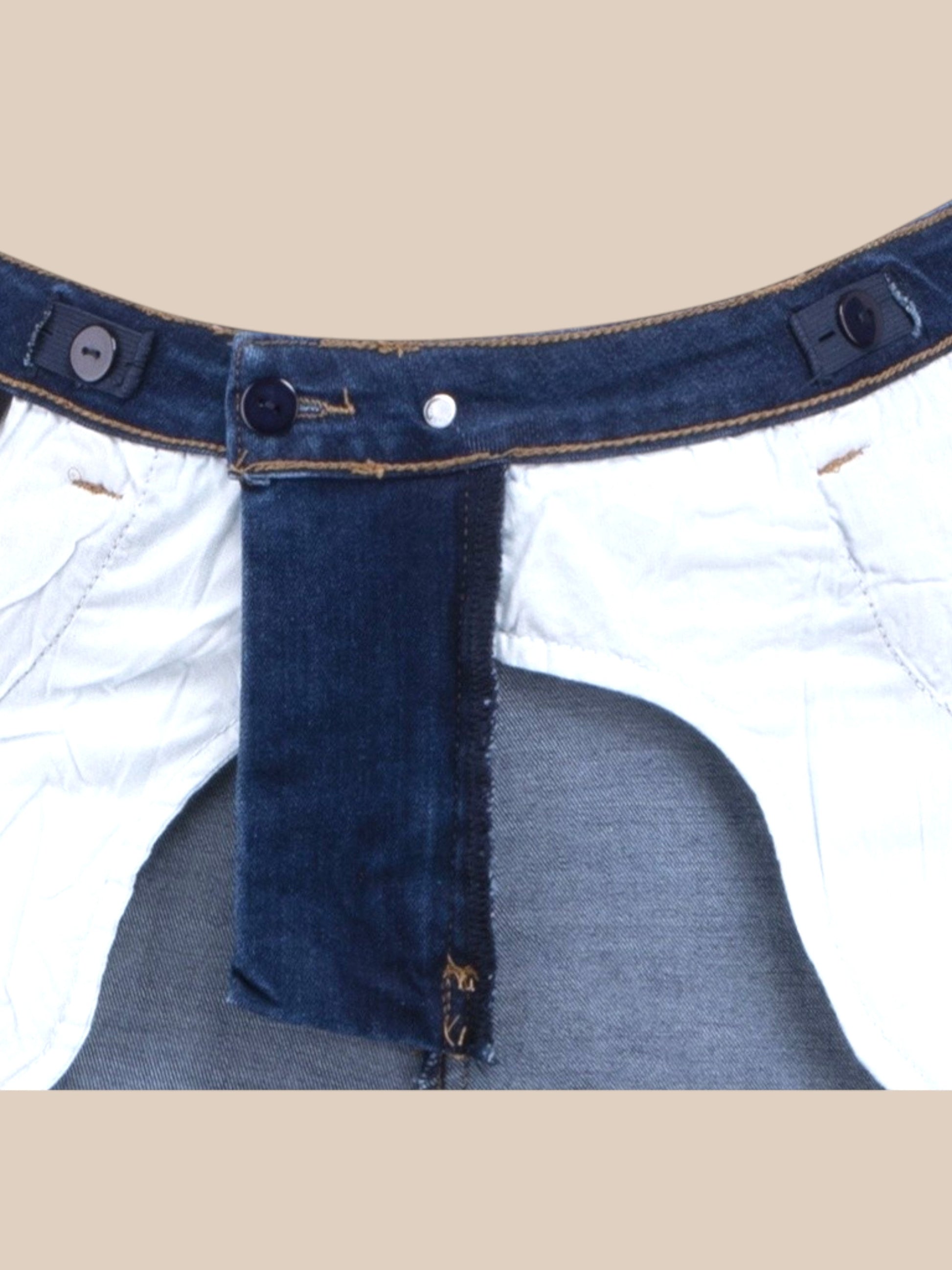 Adia jeans i den blå farve rummelig i facon og med smalle ben.