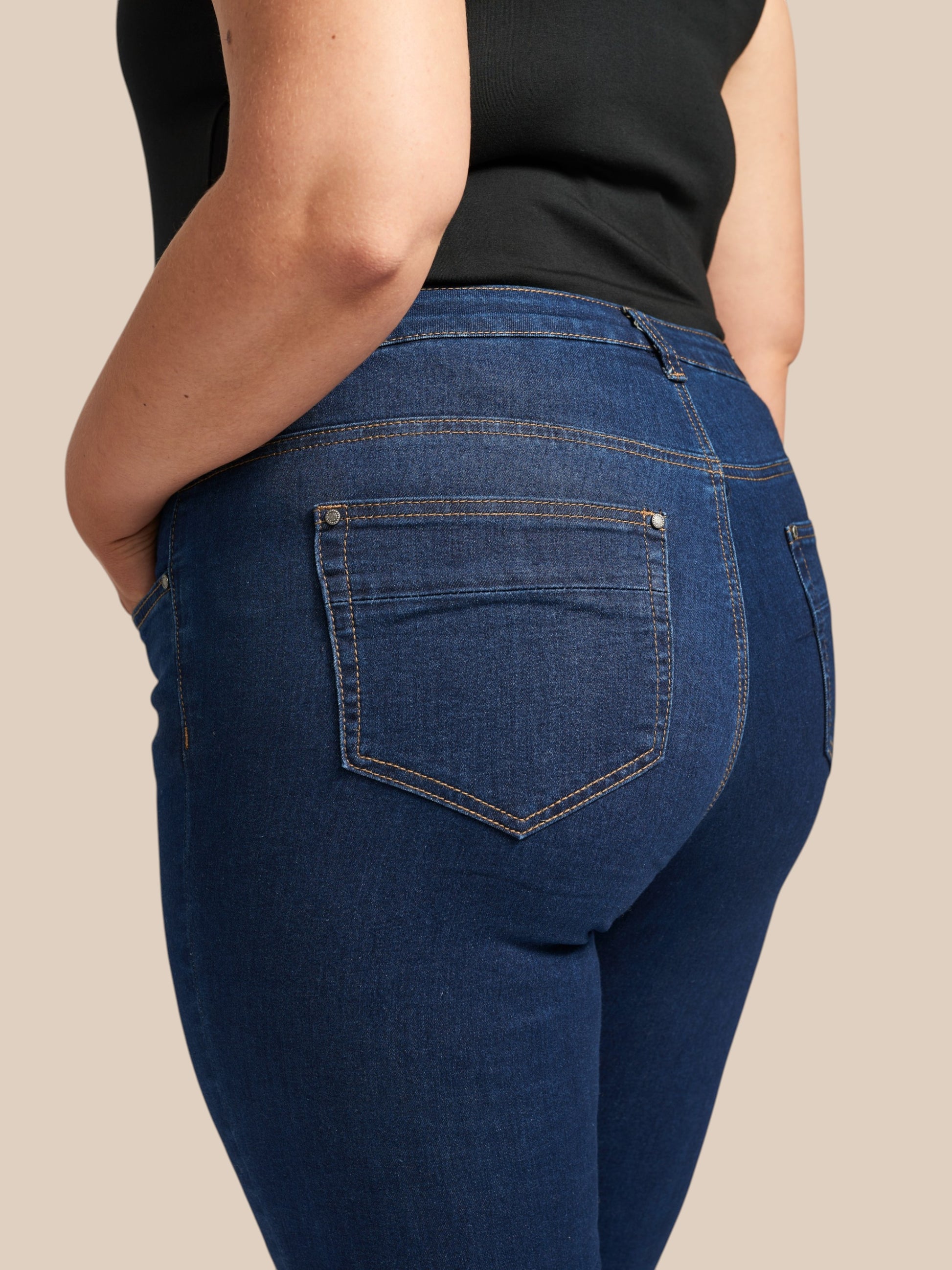 Adia blå jeans plads over maven og med smalle ben skøn plussize buks fra Adia.